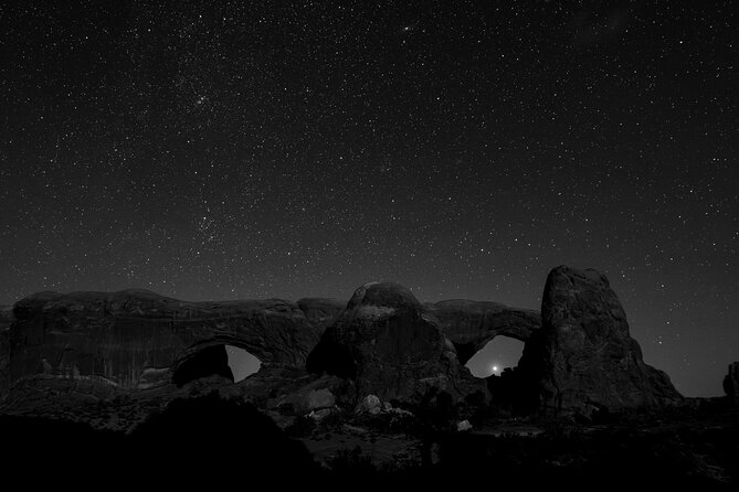 Astro-Photo, Hiking and Stargazing Tour in Arches National Park - Getting to the meeting point after sunset