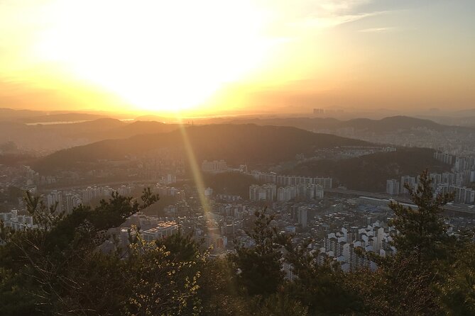 Fortress Night Hike & Snack at a Local Market - Why this Seoul night hike works so well