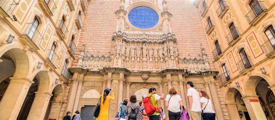 From Barcelona: Montserrat Monastery & Scenic Mountain Hike - Meeting the group on Passeig de Gràcia