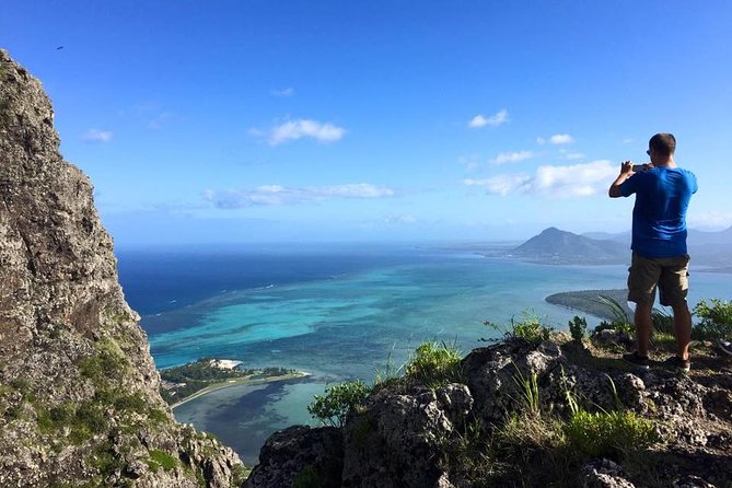 Hiking Le Morne Brabant - Meeting at Wapalapam and reaching the trailhead