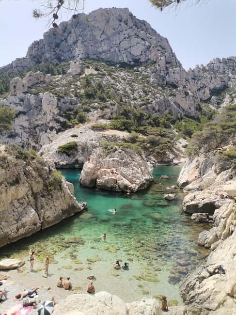 Marseille: Calanques National Park Guided Hike with Picnic - From Marseille city streets to the Luminy trailhead