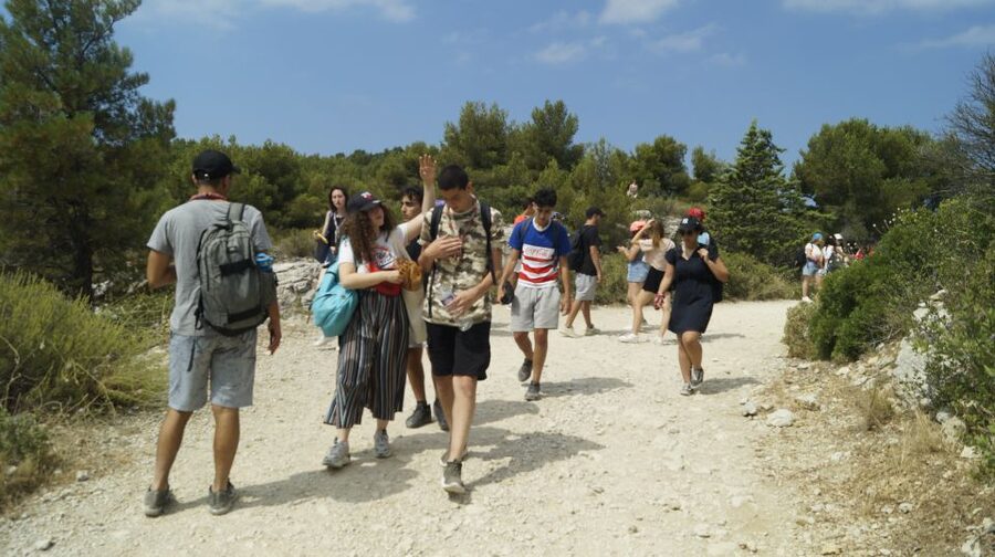 Marseille: Calanques National Park Guided Hike with Picnic - A picnic with a Mediterranean view