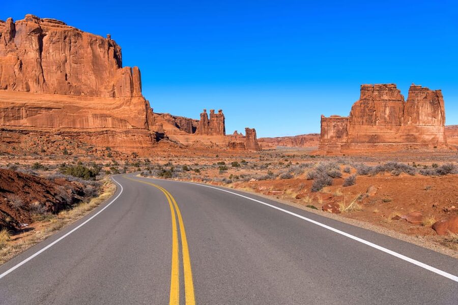 Moab: Arches National Park Sightseeing Tour - Snacks, drinks, and a relaxed pace