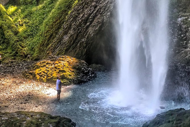 Multnomah Falls and Columbia River Gorge Half-Day Hiking Tour - Vista House makes the viewpoint memorable