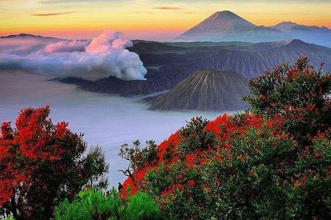 Munduk: Twin Lake Jungle Hike, Ulun Danu Temple, & Waterfall - The rainforest trail around Tamblingan
