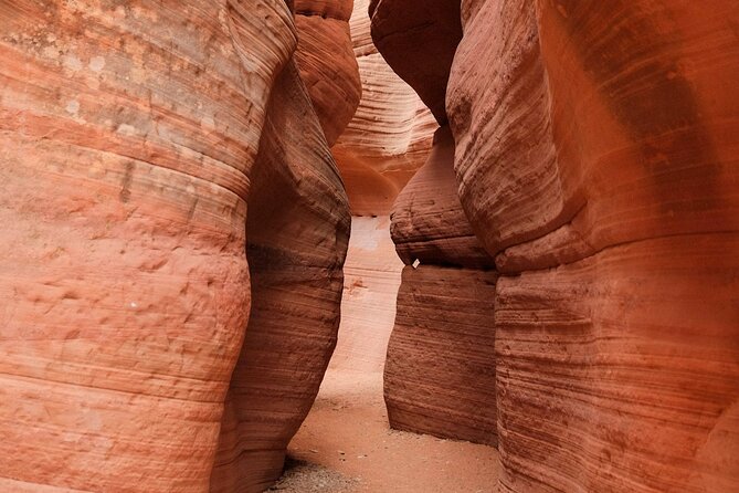 Peekaboo Slot Canyon UTV and Hiking Adventure - Guides make the difference