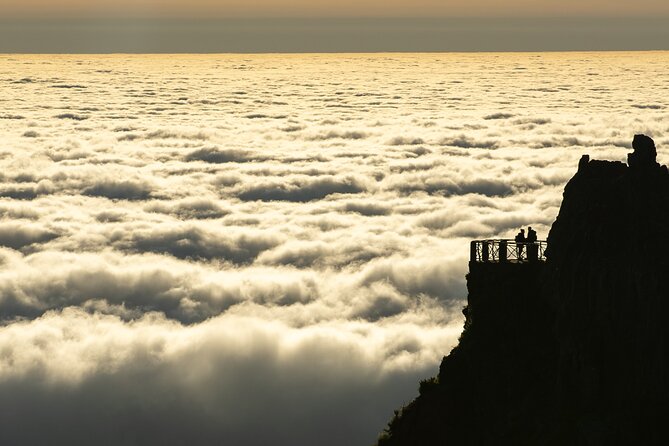 PR1 Sunrise Pico do Arieiro Self-Guided Hiking Transfer - Watching the first light at the summit
