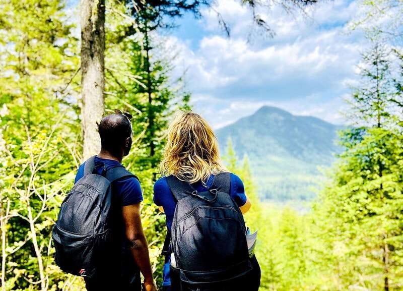 Quebec City: Guided Hike in Jacques-Cartier National Park - A guided start through woods and along the river