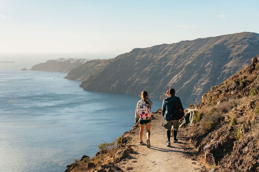 Santorini: Caldera Trail Guided Hike and Sunset Viewing - A picnic break above the caldera