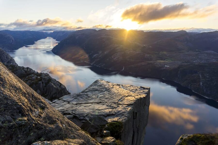 Stavanger: Preikestolen (Pulpit Rock) Hike with Local Guide - Meeting a guide from Lysefjorden