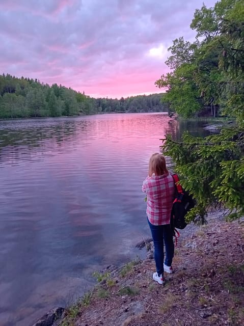Stockholm: Sunset Hike in Tyresta National Park with Meal - Small groups and the guide experience